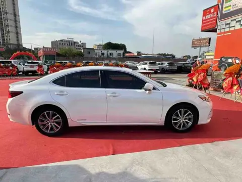 Lexus ES 300h 2015 Hybrid Luxury — thumbnail 4