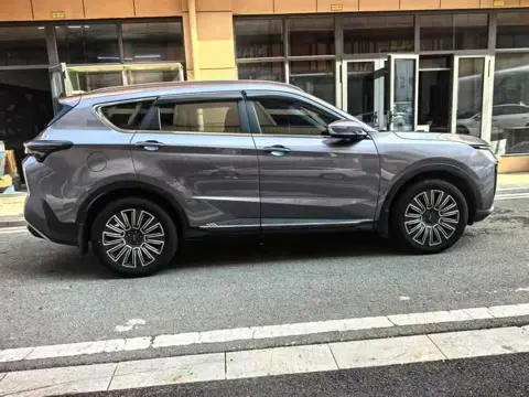 Jetour X70 Plus 2025 1.5T Luxury Edition 5-Seater — thumbnail 3