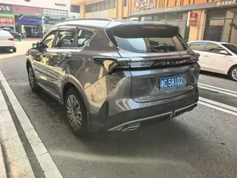 Jetour X70 Plus 2025 1.5T Luxury Edition 5-Seater — thumbnail 5